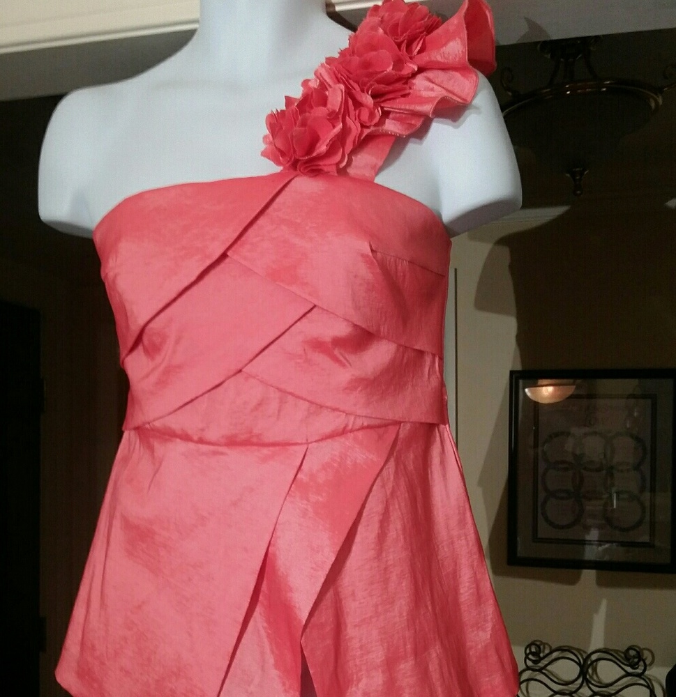 Daisy ruffled one shoulder top.